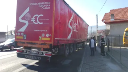 FOTO | Un copil de 14 ani a fost rănit și un bărbat a murit, după ce au fost acroșați de un TIR care s-a izbit într-un gard