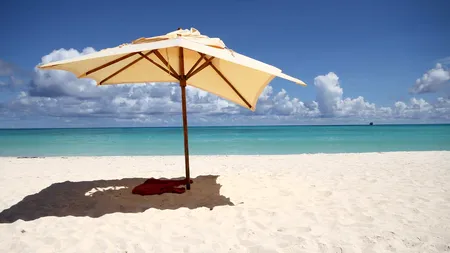 Femeie ucisă pe plajă de o umbrelă care i s-a înfipt în piept, după ce a fost luată de vânt