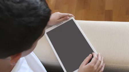 INEDIT. Un primar din Dâmbovița a renunțat la ziua comunei pentru a cumpăra sute de tablete pentru elevi: „Ne-am dat seama că este foarte mare nevoie!”