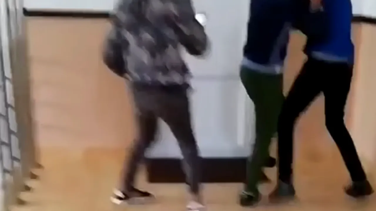 Elev bătut şi umilit de trei colegi, pe holurile școlii: ”Ești șmecher, nu?”. Imagini cu puternic impact emoțional (VIDEO)