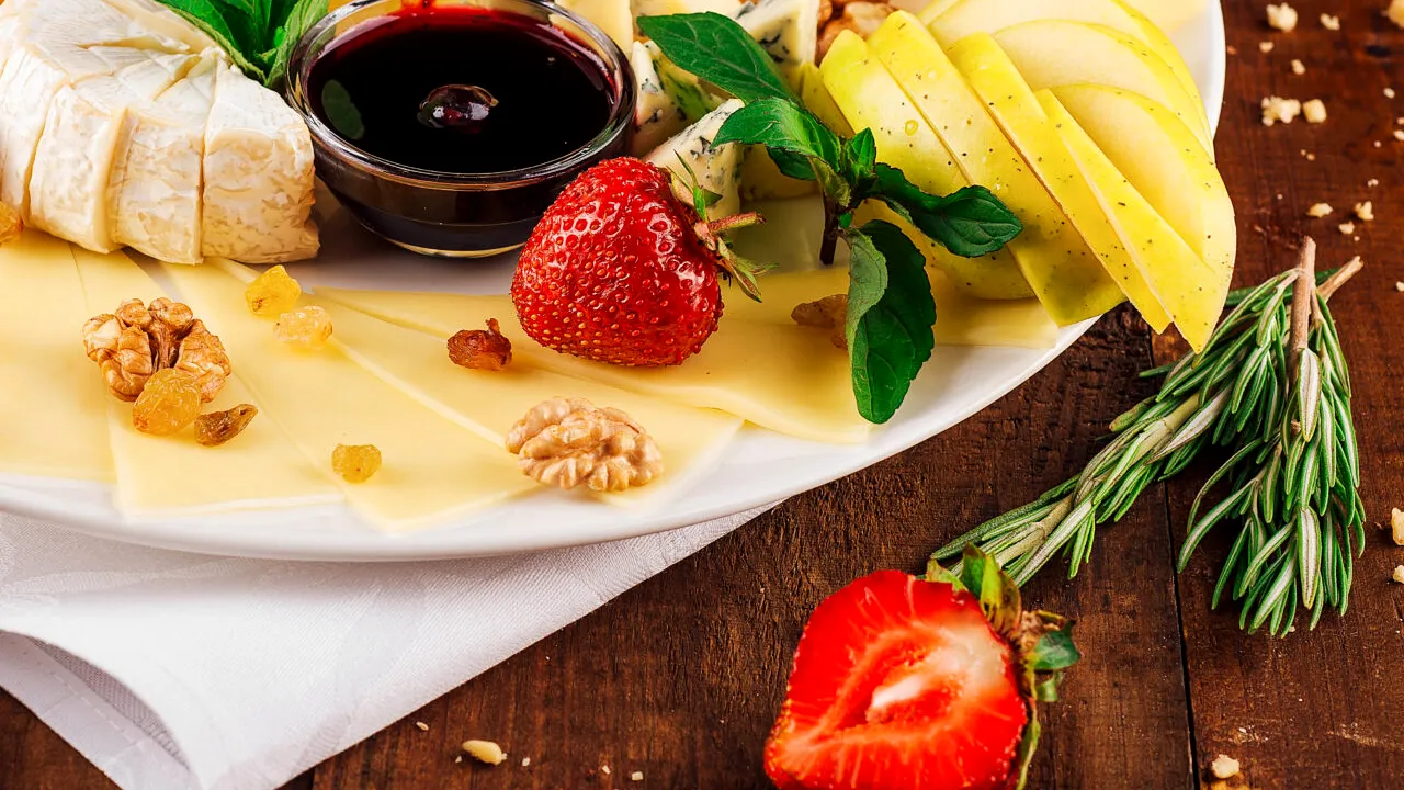 Produsele alimentare care au câștigat popularitate în rândul clienților români. Cât plătești pentru un platou cu aceste delicatese