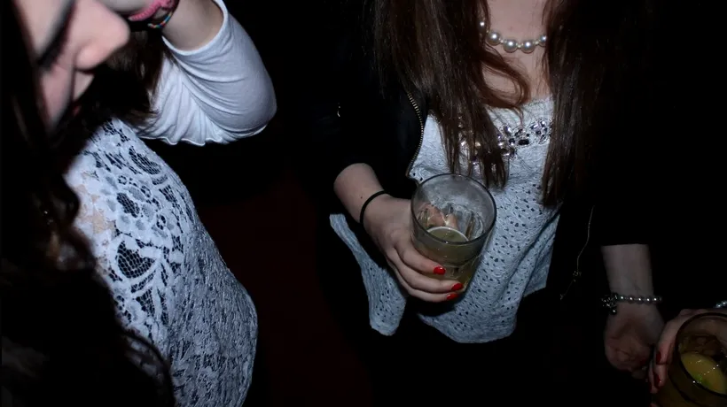 Fată de 16 ani, din Botoșani, aproape de comă alcoolică / Consumul de ALCOOL în rândul adolescenților, la cote alarmante