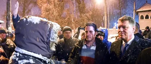 Proteste în București. <i class='ep-highlight'>Iohannis</i> a ieșit să vorbească cu manifestanții de la Cotroceni: „Suntem cu toții români