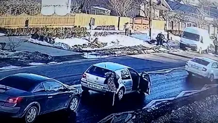 VIDEO | Două fetițe au fost lovite și ARUNCATE în șant, de către o autoutilitară, în timp ce erau pe trecerea de pietoni