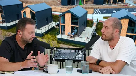 VIDEO - Cristian Brînză, dezvoltatorul „Moon Village”, la podcastul „Fain și Simplu”: „Durează o zi să ridici o căsuță. Este o structură care rezistă 70 de ani fără probleme”