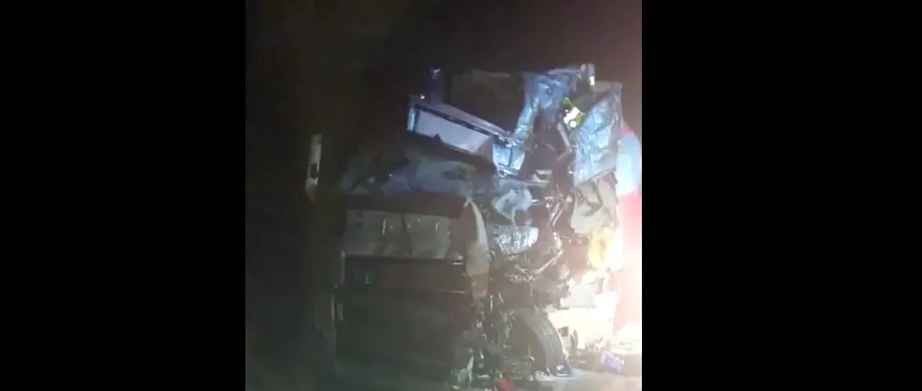 VIDEO | Accident teribil pe DN6, între două tiruri. Șoferul unuia dintre ele și pasagerul din dreapta nu au mai avut nicio șansă