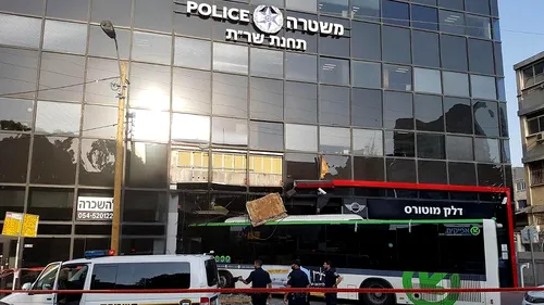 Un autobuz a distrus sediul unei secții de poliție din Tel Aviv. Autoritățile cred că e accident