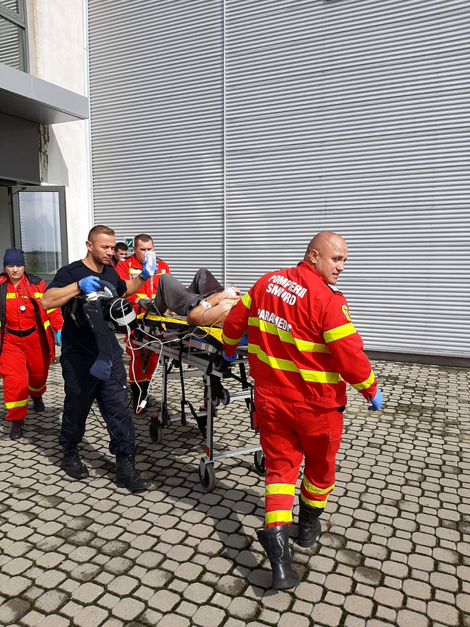 FOTO-VIDEO - Accident de muncă în Arad: Brațul unui bărbat de 37 de ani a fost smuls de o presă / A fost nevoie de intervenția elicopterului SMURD