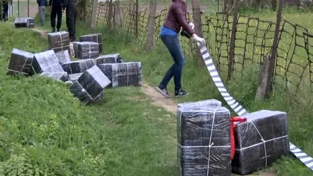 Un moltodeltaplan venit din Ucraina a aruncat niște colete în România, apoi a zburat înapoi. Ce au descoperit polițiștii de frontieră în pachete