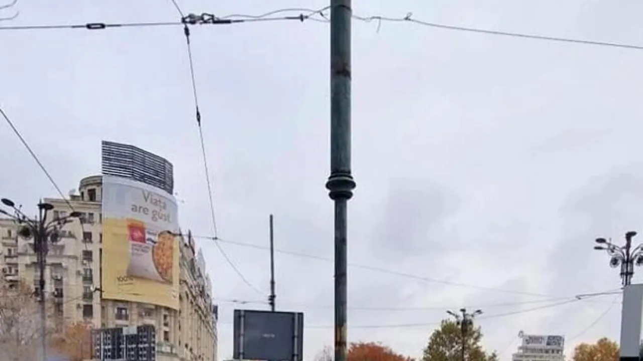 Dorel în Piața Unirii. Stâlpul de iluminat prăbușit peste un tramvai a fost remontat invers, cu VERDELE în JOS