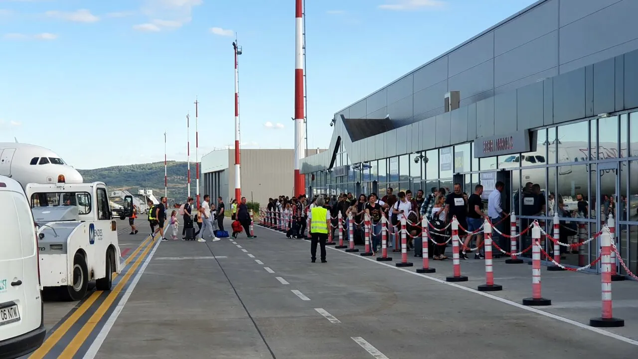 Ministrul Transporturilor a semnat două contracte pentru lucrări privind  creșterea gradului de siguranță pe Aeroportul Internațional Iași. De unde provin banii și când ar trebui să fie gata ambele proiecte