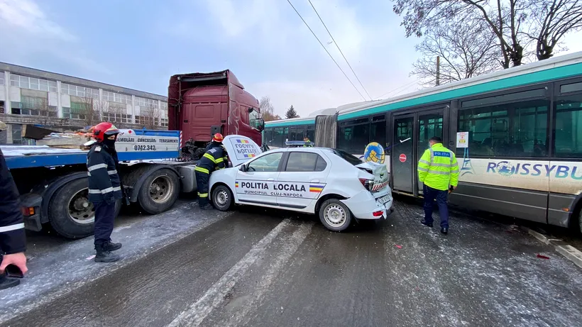 FOTO | Accident pe un bulevard din Cluj-Napoca. O mașină a Poliției Locale s-a ciocnit cu un autobuz și un cap tractor