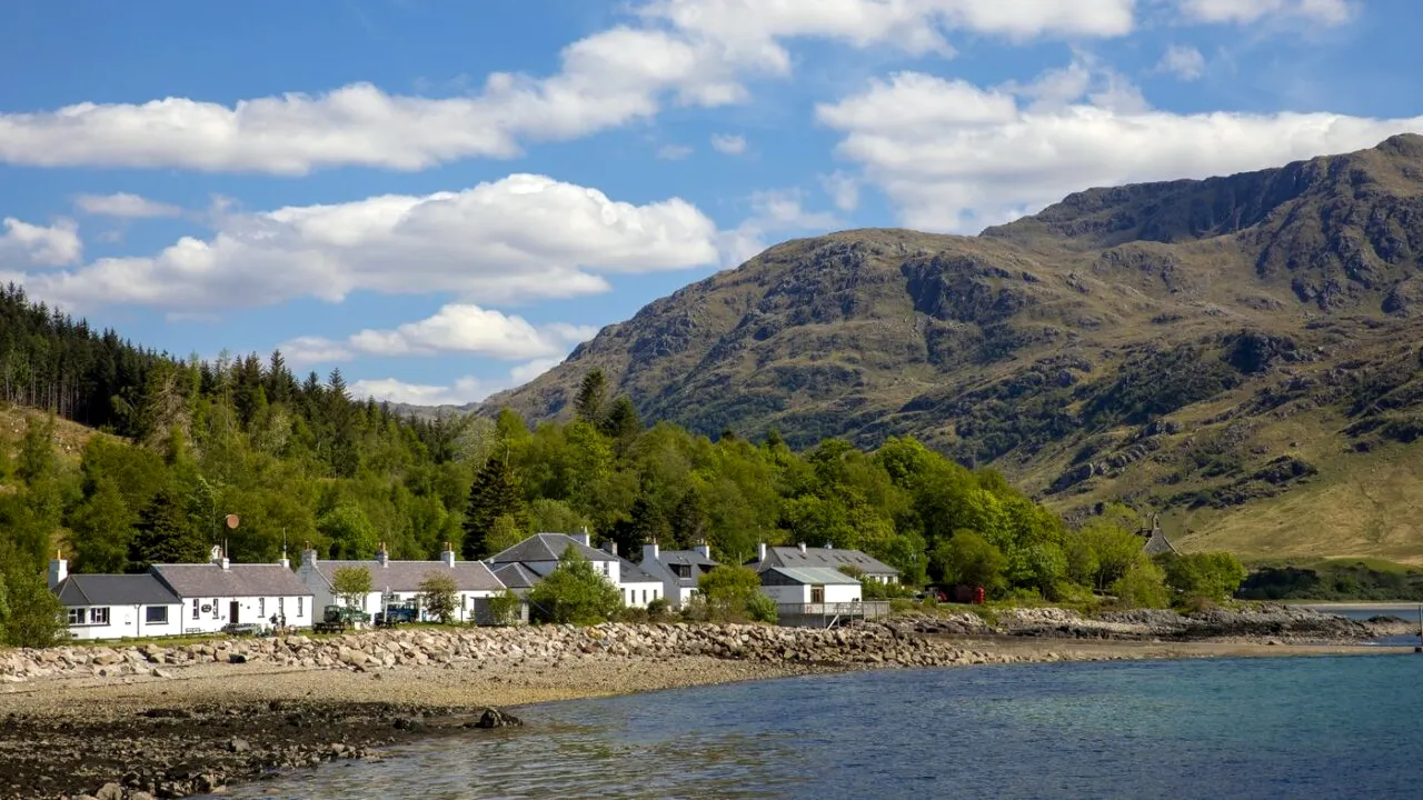 O CASĂ autonomă de vacanță cu cinci dormitoare, panouri fotovoltaice și cu vedere spectaculoasă la mare a fost scoasă la vânzare