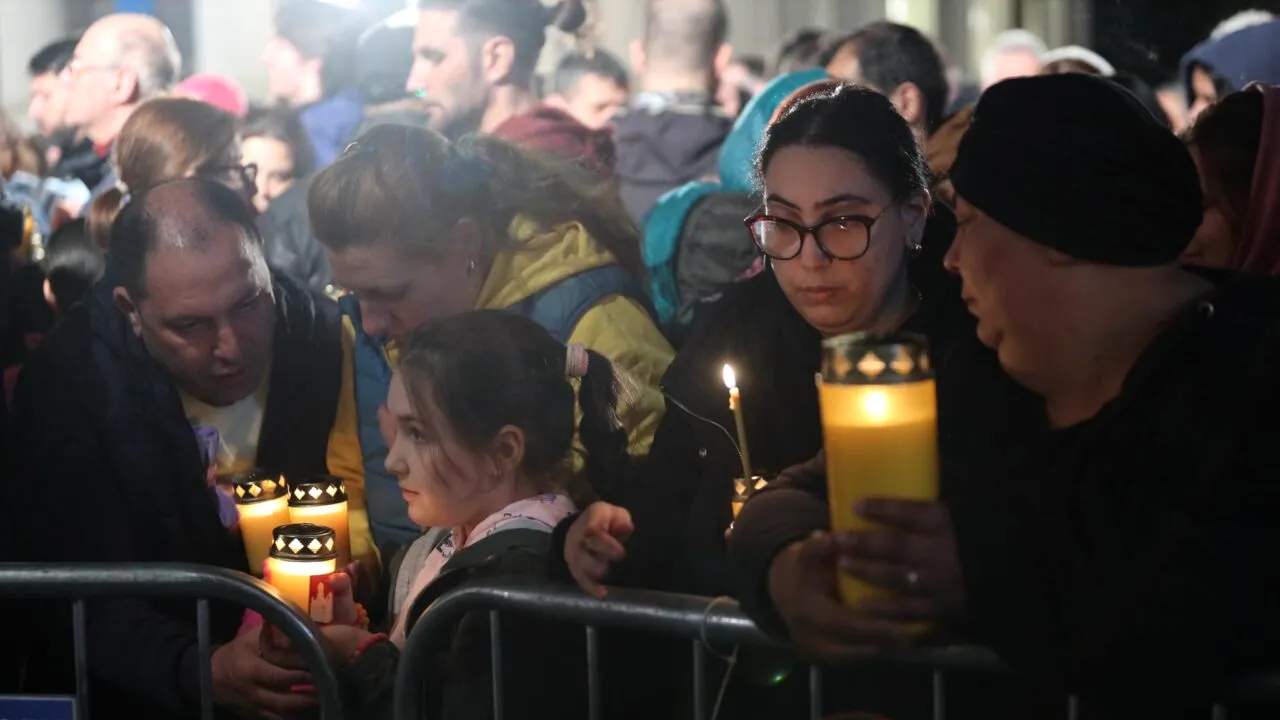 Lumina Sfântă de PAȘTE. Cum trebuie să procedezi dacă lumânarea se stinge în drum spre casă. Sfatul preotului