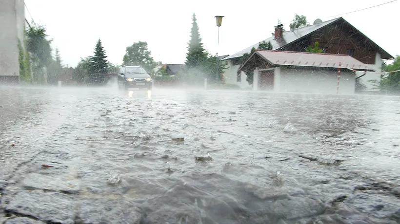 ALERTĂ METEO: Cod roșu de grindină și vânt cu aspect tornadic în Călărași și Ialomița / Cod roșu de inundații pe mai multe râuri din Buzău și Prahova