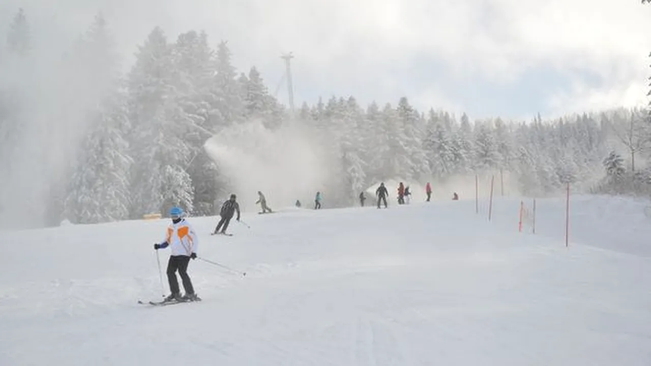 Pârtiile din partea superioară a masivului Postăvaru și instalațiile de transport sunt deschise, chiar sub avertizare de viscol. Risc de avalanșă