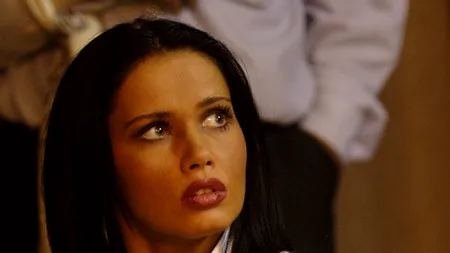 ȘANTAJ: Oana Zăvoranu, PRINSĂ ÎN FLAGRANT în timp ce lua 10.000 de euro. Cine îi dădea banii