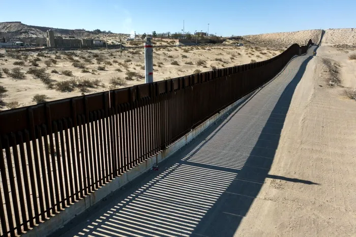 Bariera de la granița dintre SUA și Mexic. Sursa Foto: Profimedia 