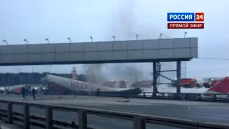 Un avion a luat foc, în apropiere de aeroportul Moscova-Vnukovo, și a ieșit de pe pistă după aterizare. Două persoane au murit - VIDEO