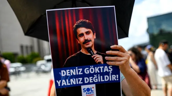 Un comediant din Turcia a fost arestat și dat în judecată pentru „insulte” aduse președintelui Erdogan. Riscă ani buni de închisoare