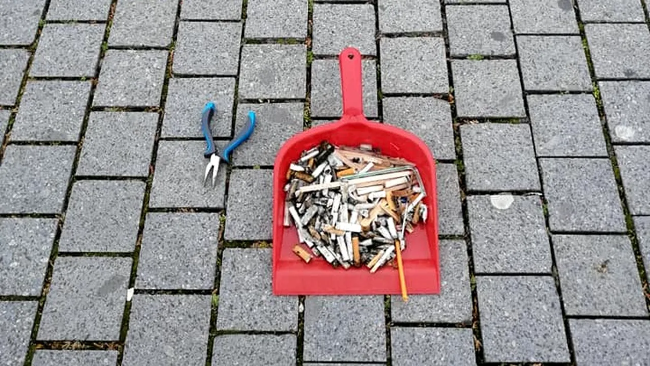 Demers inedit. Un tânăr adună mucuri de țigări aruncate de turiști și postează imaginile pe Facebook - FOTO