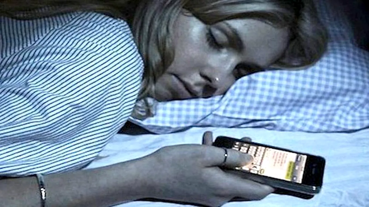 Păstrarea telefonului mobil în dormitor, în timpul nopții, provoacă tulburări de somn STUDIU