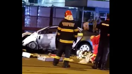 Zi neagră pe străzile din România. Doi tineri au ars de vii, după ce mașina în care erau a intrat într-un stâlp