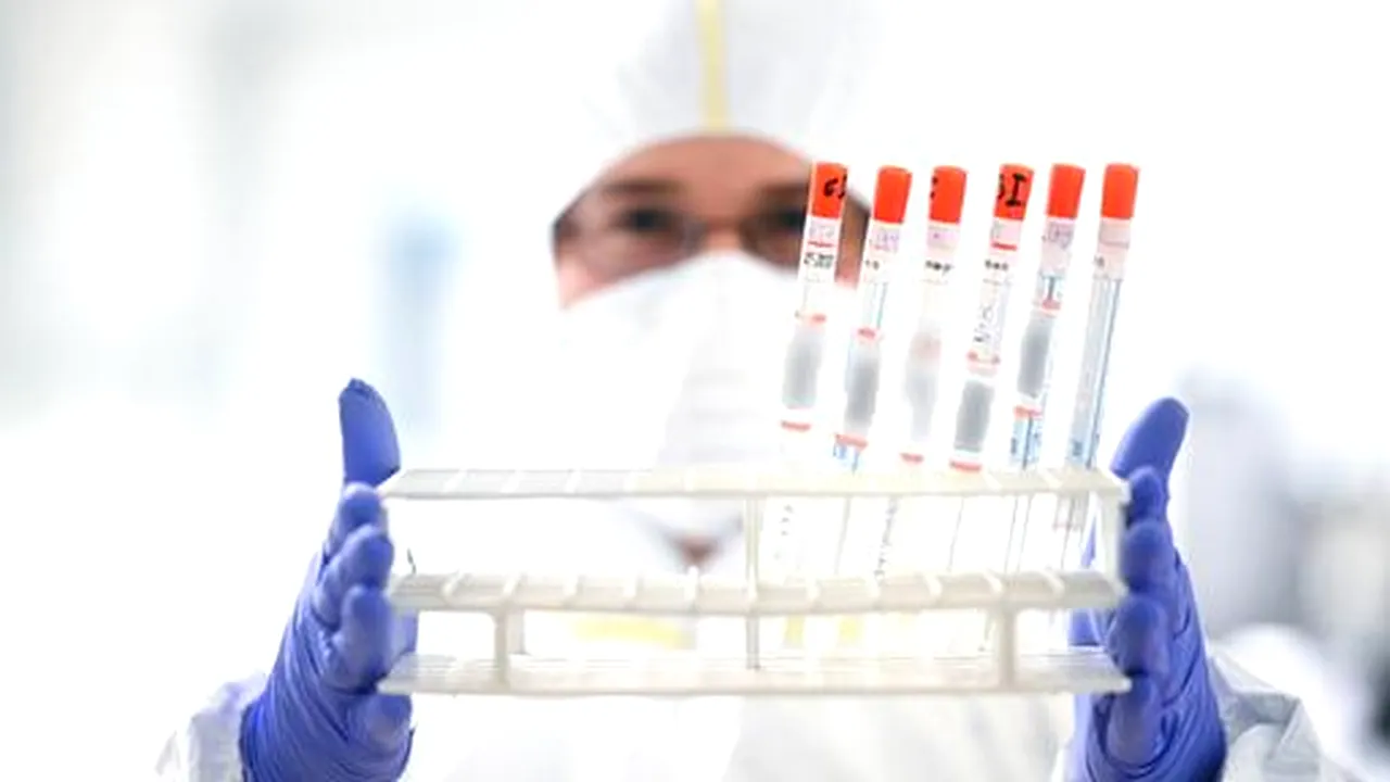 BANI EUROPENI pentru medicii români. Cât primesc în plus la salariu cadrele medicale care luptă cu COVID-19