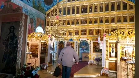 VIDEO. Un bărbat cu un pistol în mână a intrat în altarul unei biserici. Individul, deranjat de sunetul din boxe din timpul slujbei