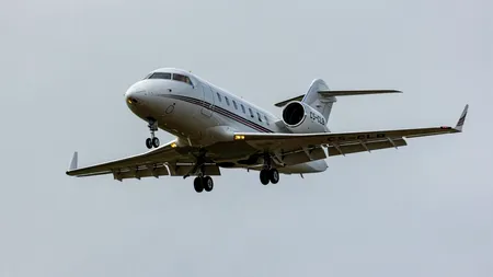 PANICĂ în aer! O pasageră a rămas paralizată, o persoană a făcut infarct după ce avionul în care se aflau a lovit un gol de aer