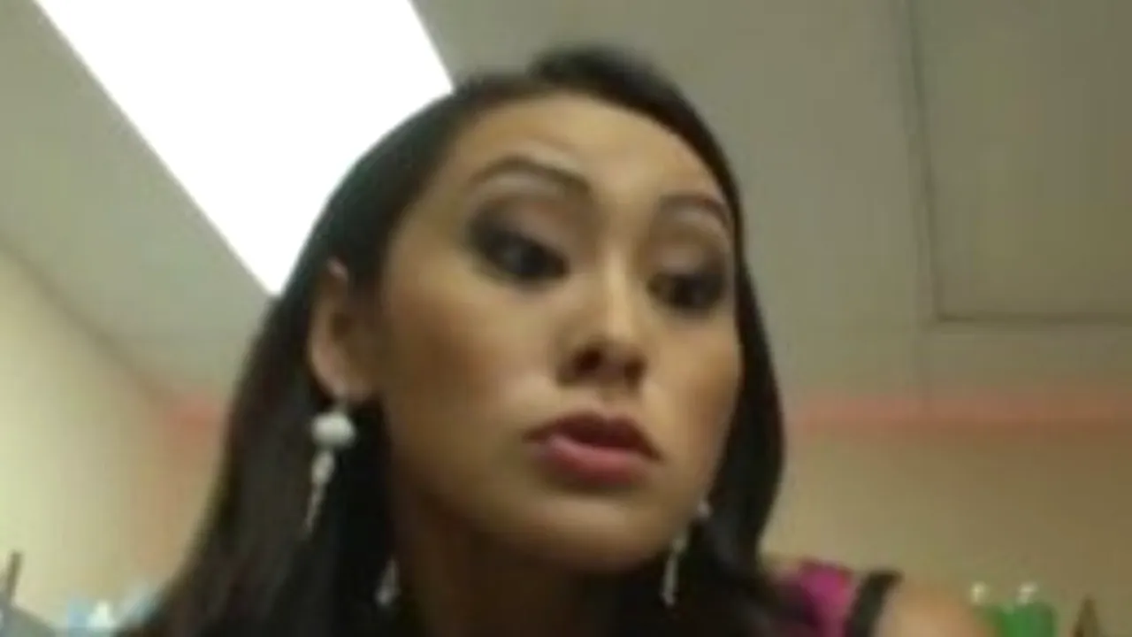 Nu o să-ți vină să crezi unde a reușit această femeie să-și blocheze vibratorul