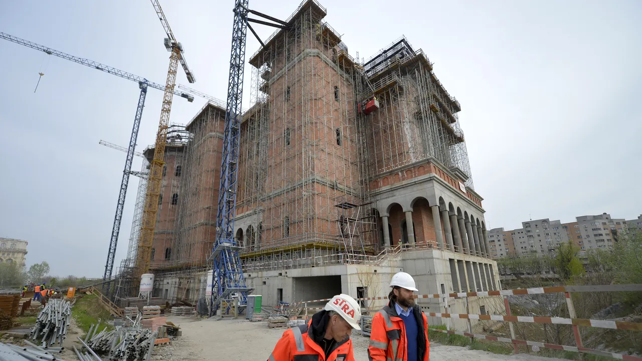 TĂIERI de la SPITALE, RADET și STB. Primăria Capitalei vrea să mai dea 10 milioane de lei pentru Catedrala Mântuirii Neamului