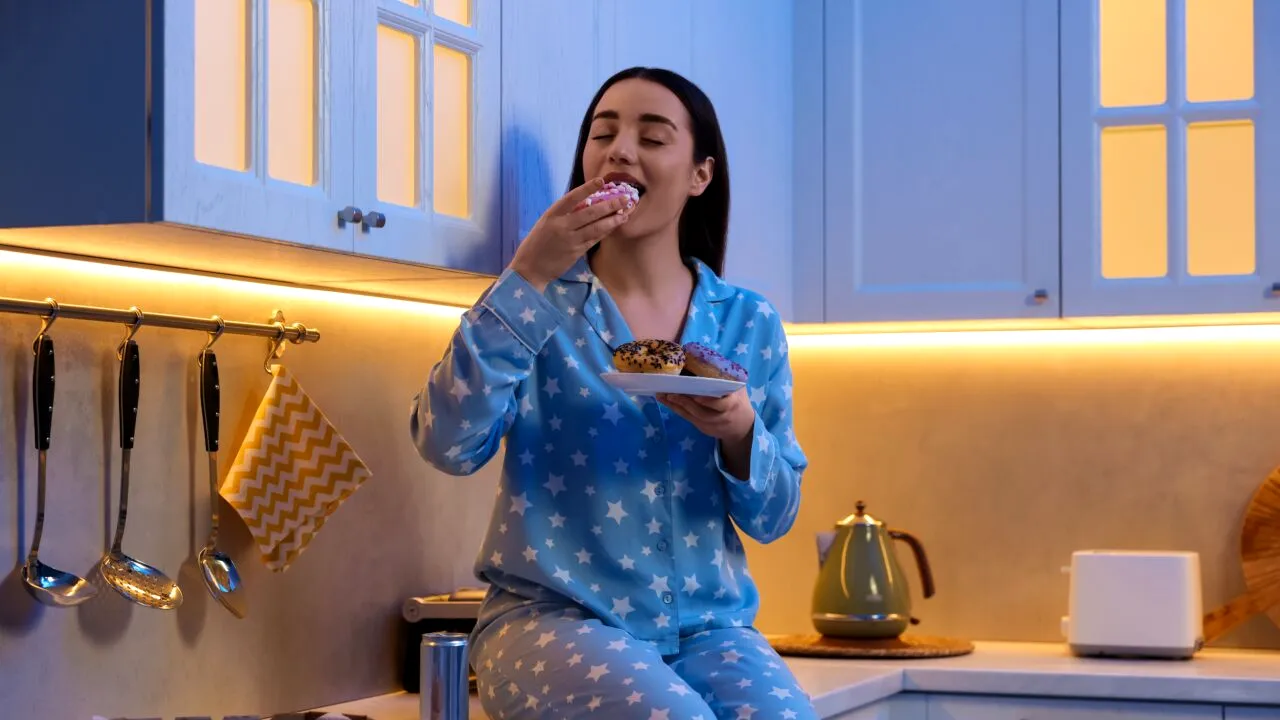 Un medic nutriționist avertizează: „Mâncatul târziu noaptea poate duce la BOLI CRONICE”