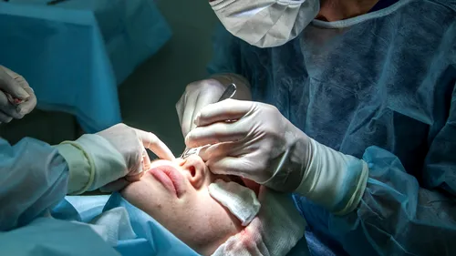 China ar putea deveni cea mai mare piață de chirurgie estetică din lume, în ciuda raportării a 110 intervenții chirurgicale nereușite pe zi