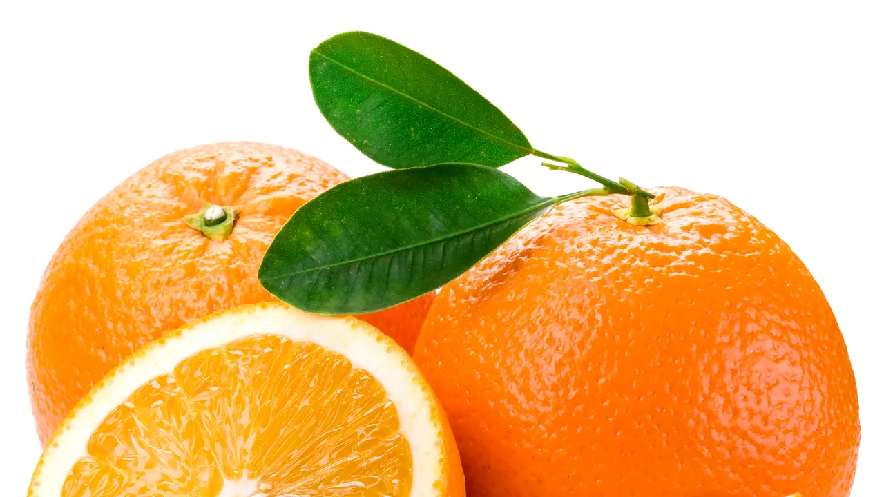 Cum poți curăța petele de grăsime din bucătărie, cu ajutorul COJILOR de portocală. Trucul este simplu și la îndemâna oricui