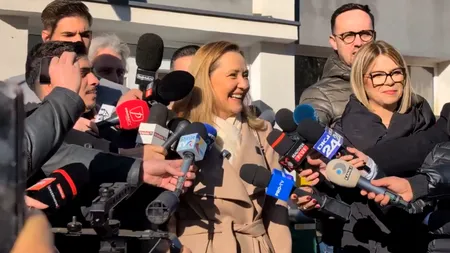 Elena LASCONI a votat cu „încrederea că 1116 români nu au murit degeaba în 1989”. Candidata USR a adus la secție „cafea, ceai și prăjituri fără blat”