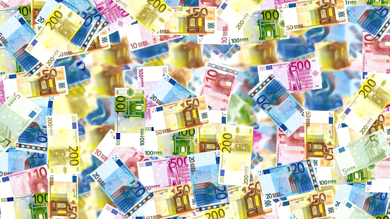 Economistul şef al BCR trage un semnal de alarmă: Euro va trece de 5 lei