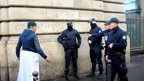 Hollande: Celula teroristă care a organizat atentatele a fost anihilată, dar rămân altele