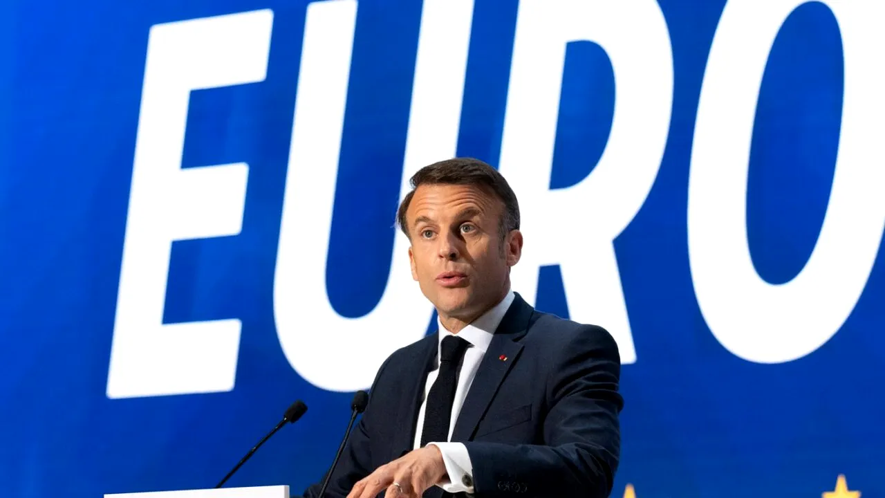 Francezii cu venituri minime, indignați după ce au văzut fluturașul de SALARIU al președintelui Emmanuel Macron