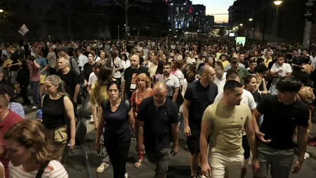 PROTEST în tăcere în Serbia. Zeci de mii de persoane au ieșit din nou în stradă pentru a cere alegeri anticipate