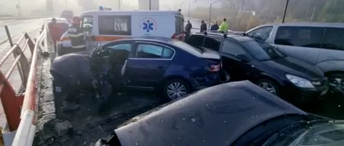VIDEO | Carambol uriaș la ieșire din Brașov! 15 mașini, printre care și o ambulanță, implicate în accident