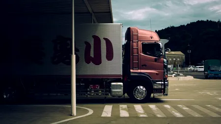 Scade vârsta de la care cetățenii români pot deveni șoferi profesioniști