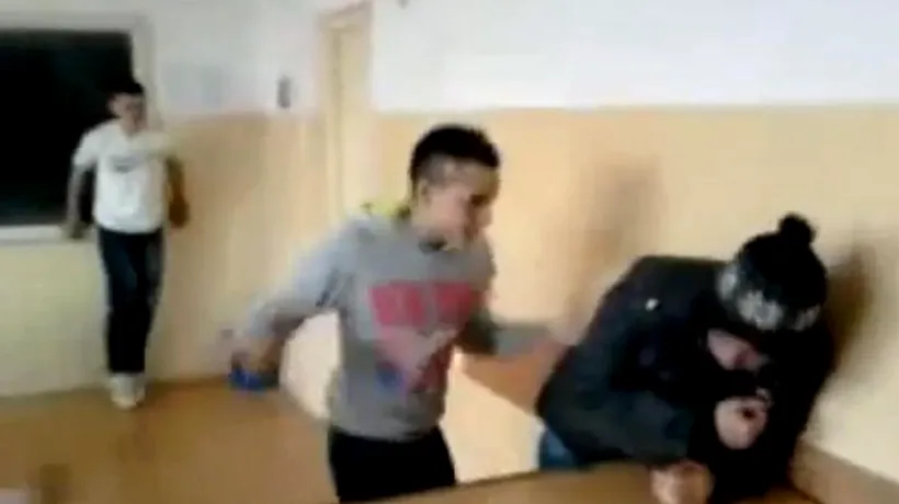 Bătaie cruntă într-o sală de clasă. Un licean a fost lovit de alți patru colegi ai săi. VIDEO