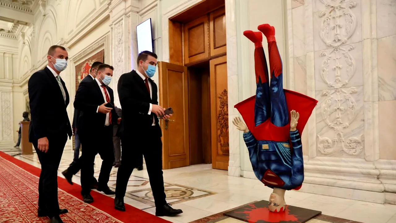 O machetă cu Superman căzut în cap a fost adusă de PSD în Parlament, în ziua moțiunii | FOTO