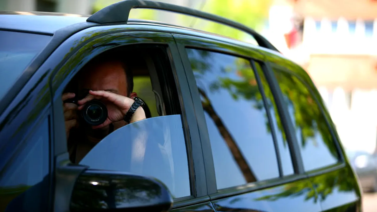 Detectivi pe urmele angajaților care-și inventează boli la pat, să fugă la schi, în Alpi