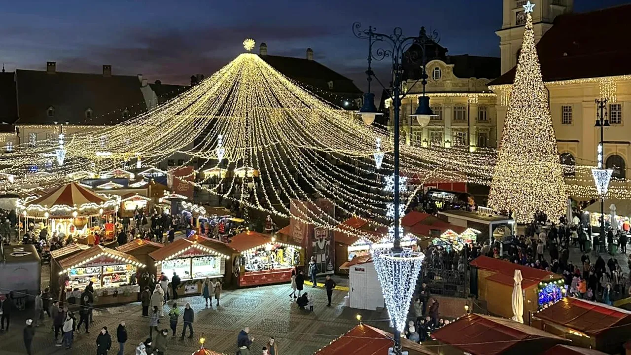 Cât costă o noapte de cazare ca să vezi Târgul de Crăciun din Sibiu de la fereastra camerei tale