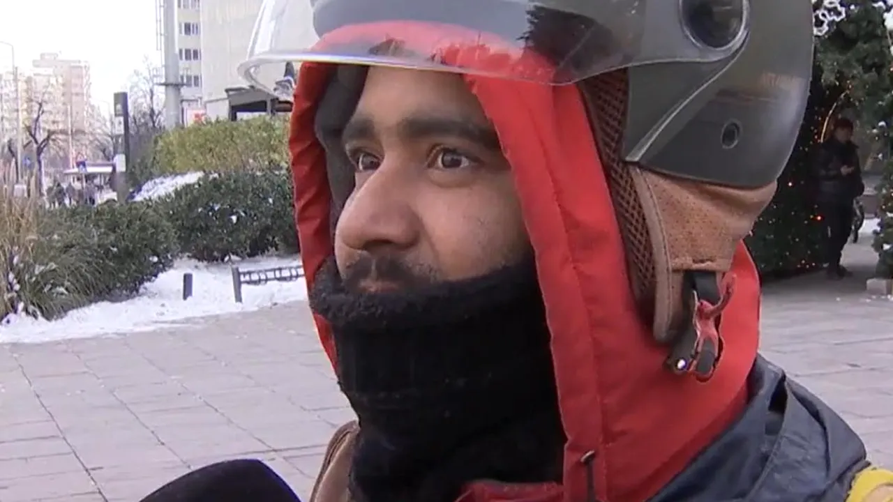 Unii livratori asiatici din România au văzut aici prima zăpadă din viața lor. Un lucrător din Bangladesh spune cum trece peste iarna din București