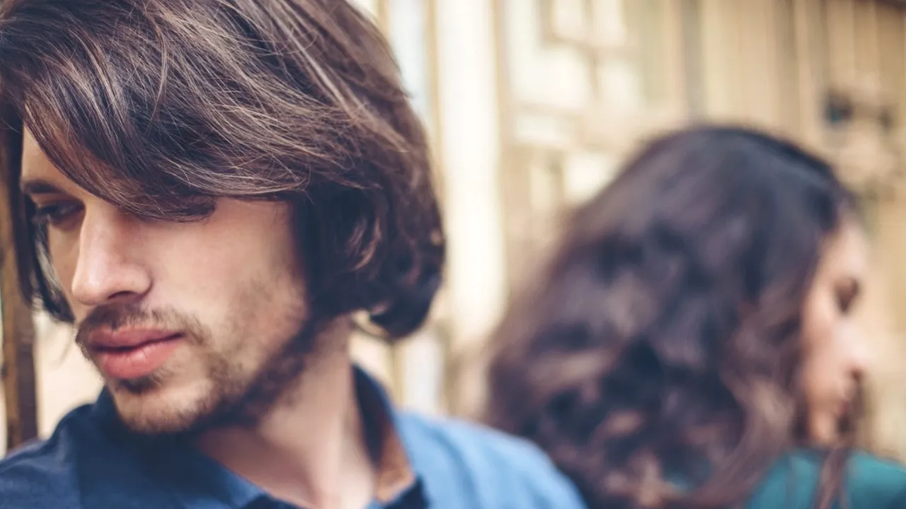 Relații toxice: Când iubita se poartă ca o mamă