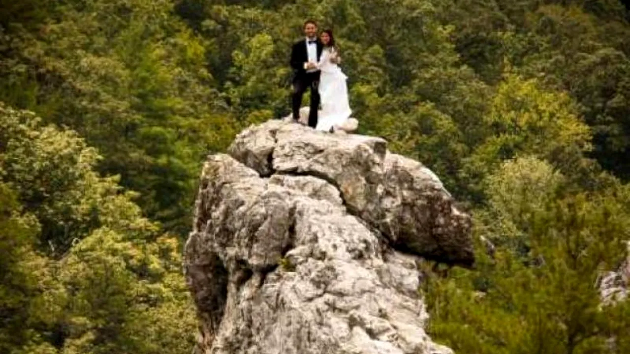 Nuntă la înălțime. De ce au ales doi tinerii să se căsătorească în vârful unui munte. GALERIE FOTO