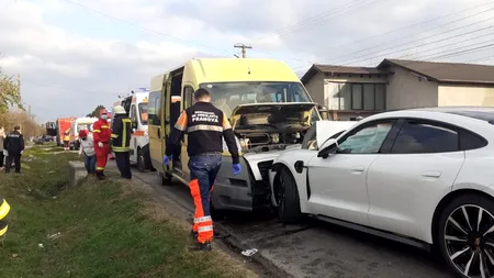 Zece elevi au fost răniți, în urma impactului dintre o mașină și microbuzul școlar în care se aflau